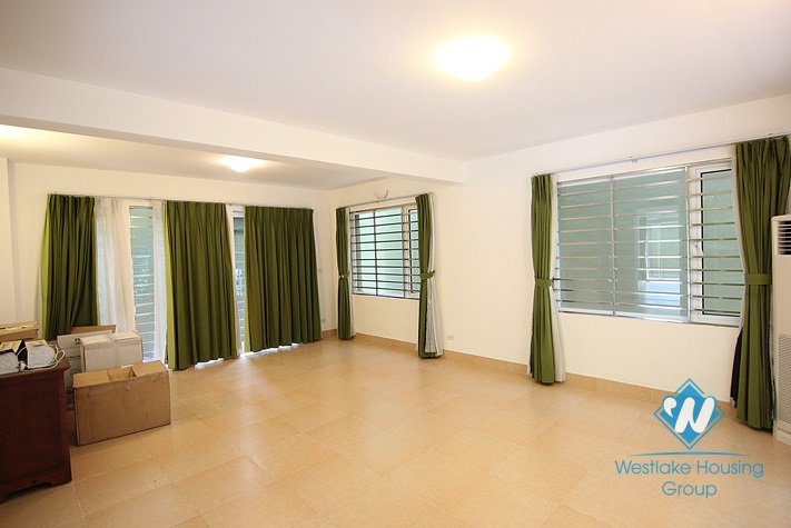 Splendid villa for rent on the lake in Tay Ho, Hanoi 